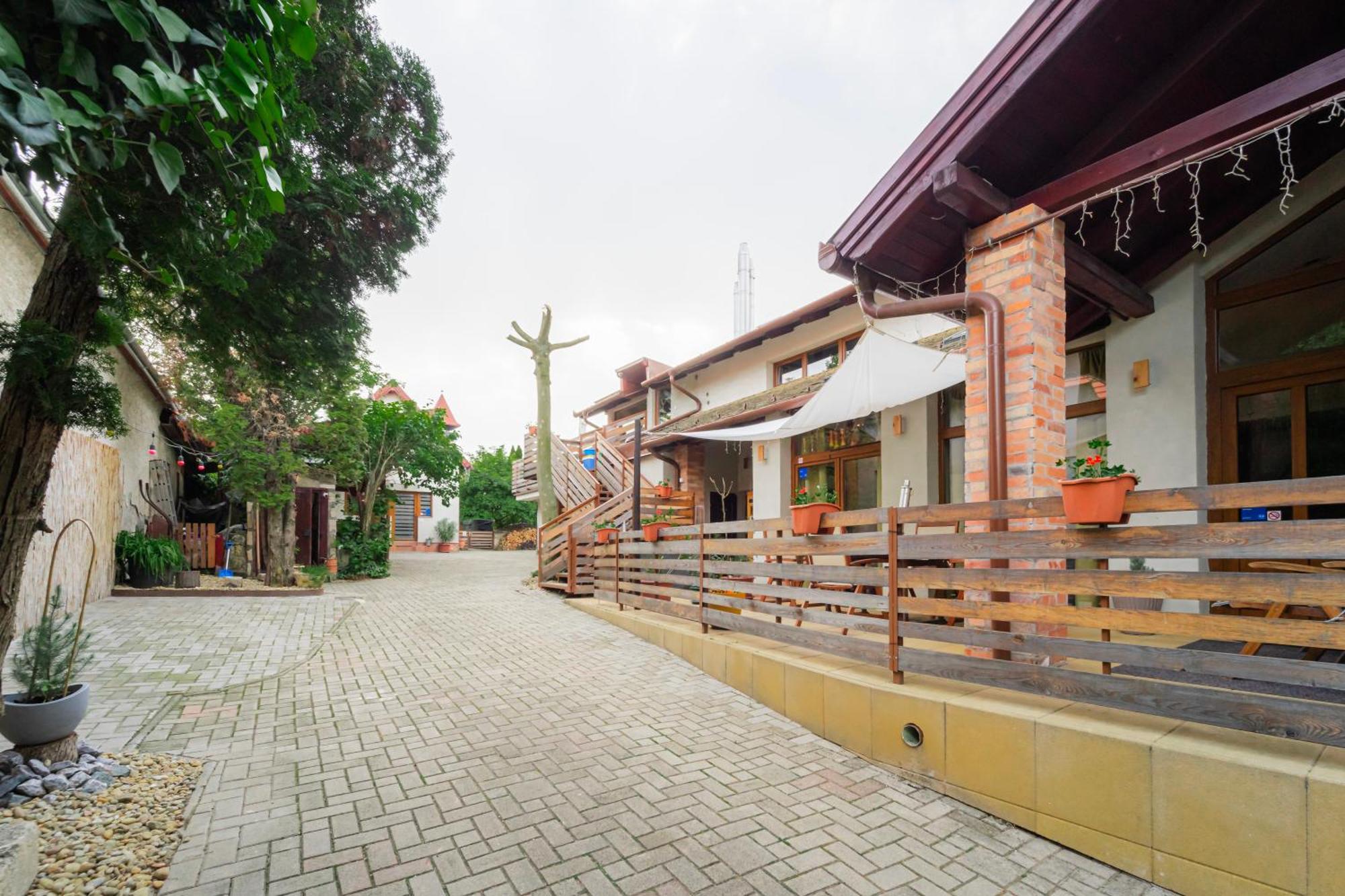 B48 Gardenhouse - A Zoeldben Kenyelmesen Villa โตโรกบาลินท์ ภายนอก รูปภาพ